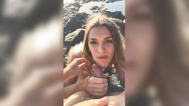 Pompino sugli scogli ragazza italiana al fidanzato Of