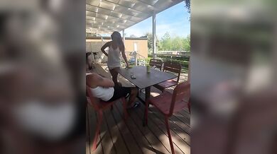 Suo marito si diverte in piscina e lei si fa inculare dall'amico