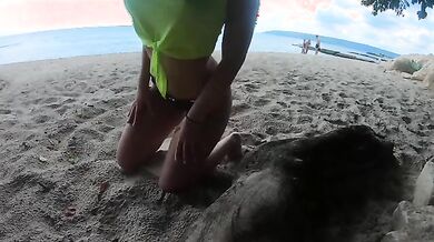 Moglie scopata sulla spiaggia e sborrata sulle tettone