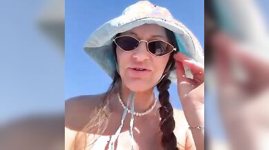 Sono in spiaggia in topless con dildo in fica e c'è gente