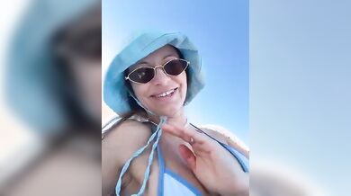 Sono in spiaggia in topless con dildo in fica e c'è gente