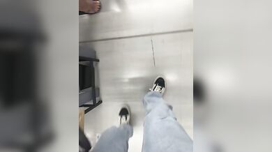 Non vede nessuno masturbati un po'