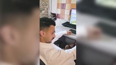 Pompino sotto la scrivania segretaria maiala