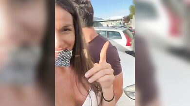 Fa la troia in un parcheggio col suo fidanzato