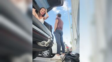 Fa la troia in un parcheggio col suo fidanzato