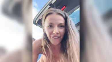 Fa la troia in un parcheggio col suo fidanzato