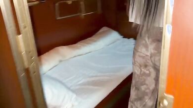 Sorellastra mora fica scopata in treno