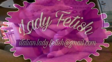 Milf Lady Fetish gioca con un cazzo tra le tette