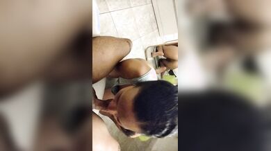 Inginocchiata fa un pompino a suo marito