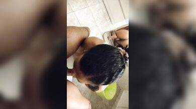Inginocchiata fa un pompino a suo marito