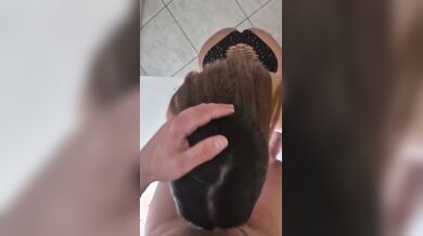 Fuma a pecorina mentre lui la scopa