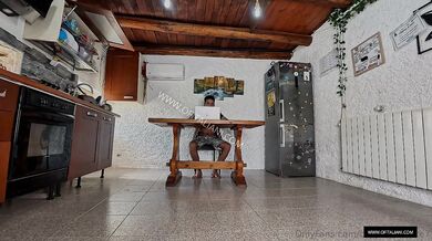 Un bel pompino sotto banco e poi gioca con la sborra