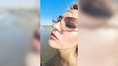 Bagno rinfrescante al mare Milf italiana tettona nuda