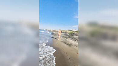 Bagno rinfrescante al mare Milf italiana tettona nuda