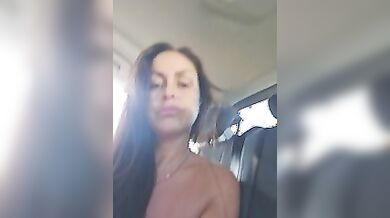 Pompino in auto moglie tettona italiana