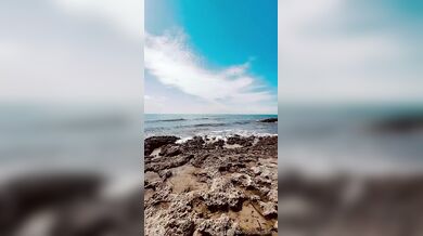 Tocca il culone della fidanzata nuda al mare