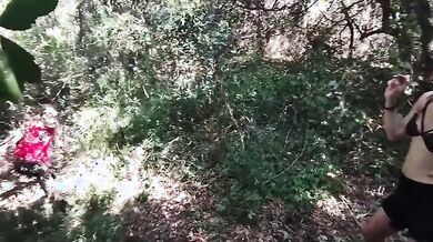 Fidanzata si fa scopare nel bosco dal suo ragazzo