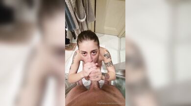 Pompino in bagno con sborra in bocca Pov