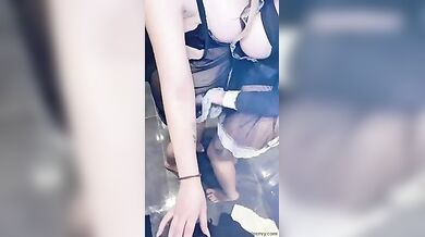 Due sexy cameriere spompinano insieme il cazzo
