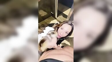 Due sexy cameriere spompinano insieme il cazzo