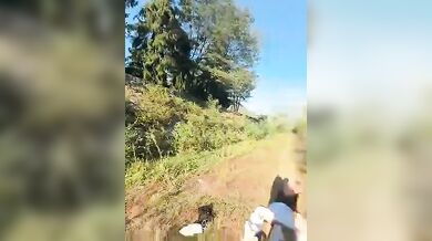 E' pazza le lecco la patata per strada