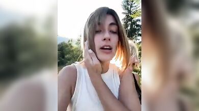 E' pazza le lecco la patata per strada