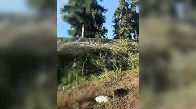 E' pazza le lecco la patata per strada