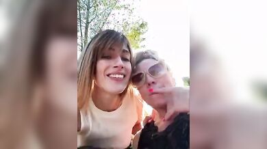 E' pazza le lecco la patata per strada