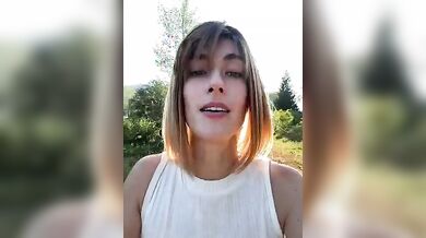 E' pazza le lecco la patata per strada