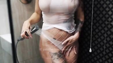 Sexy tettona tatuata