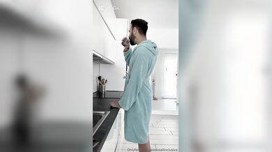 Colazione e scopata in cucina