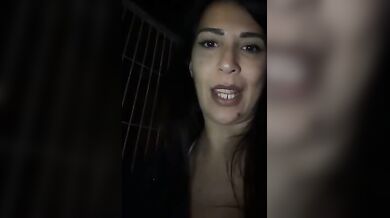 Milf tettona si masturba in macchina