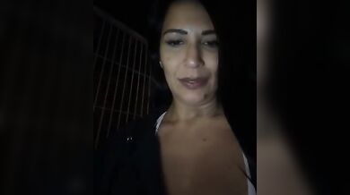 Milf tettona si masturba in macchina