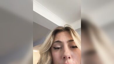 Bionda spompina il suo ragazzo