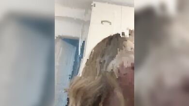 Bionda spompina il suo ragazzo