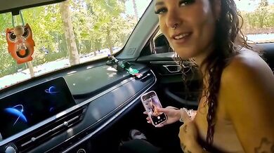Milf succhia il cazzo in macchina al suo tipo