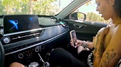 Milf succhia il cazzo in macchina al suo tipo