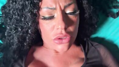 Sesso con Milf tettona ninfomane