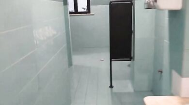 Fidanzata lo succhia nel bagno del cinema