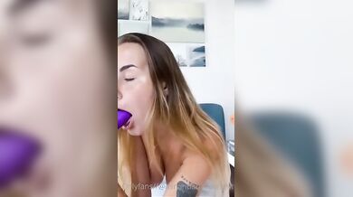 Bionda con belle tette si masturba col dildo