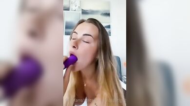 Bionda con belle tette si masturba col dildo