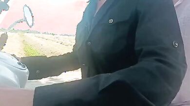 Due amiche in moto con le tette di fuori