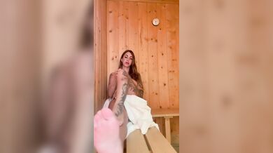 Troia milanese si masturba nella sauna