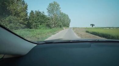 Da un passaggio a una ragazza che si fa inculare in macchina