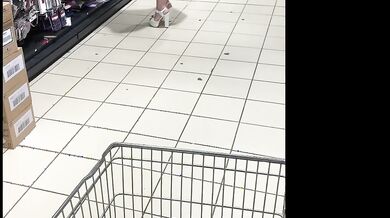 Fidanzata italiana fa l'esibizionista al supermercato