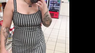 Fidanzata italiana fa l'esibizionista al supermercato