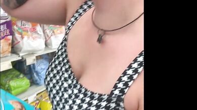 Fidanzata italiana fa l'esibizionista al supermercato