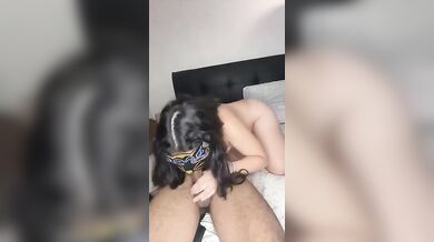 Lo succhia al suo ragazzo e si masturba