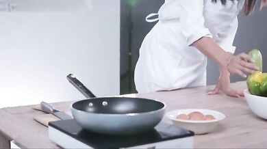 Cuoca italiana tettona inculata in cucina