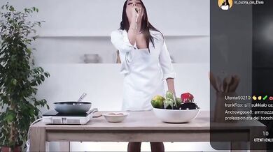 Cuoca italiana tettona inculata in cucina